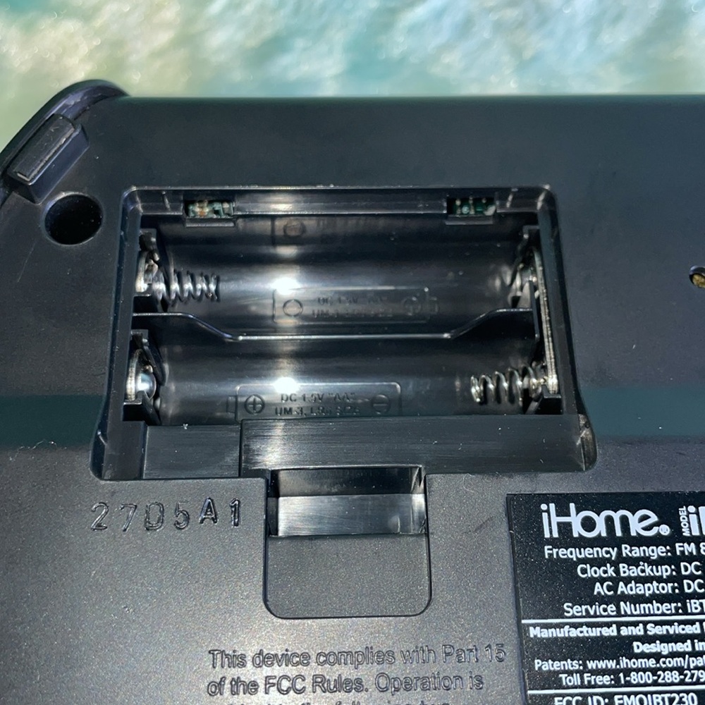 IHome iBT230 Bluetooth Dual alarm clock, Radio, Speakerphone, USB charging. - Picture 5 of 5